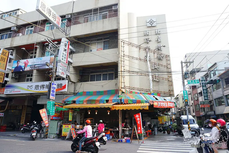 [彰化員林] 電影院下的水煎包好好吃~煎成金黃色的麵衣,咬下鮮肉包,肉汁流出來~韭菜包就像韭菜盒~一個12元~點頭黑糖大餅Q軟Q軟