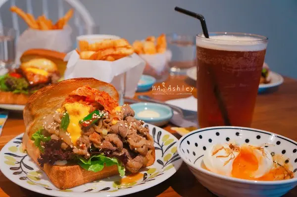 稜角室|新埔捷運站的美味早午餐店，每一份三明治餐點都好漂亮，CP值高！還是沒吃到限量的油封鴨腿(哭)！半生熟蛋、地瓜薯條、料多實在各式三明治口味，好飽足！