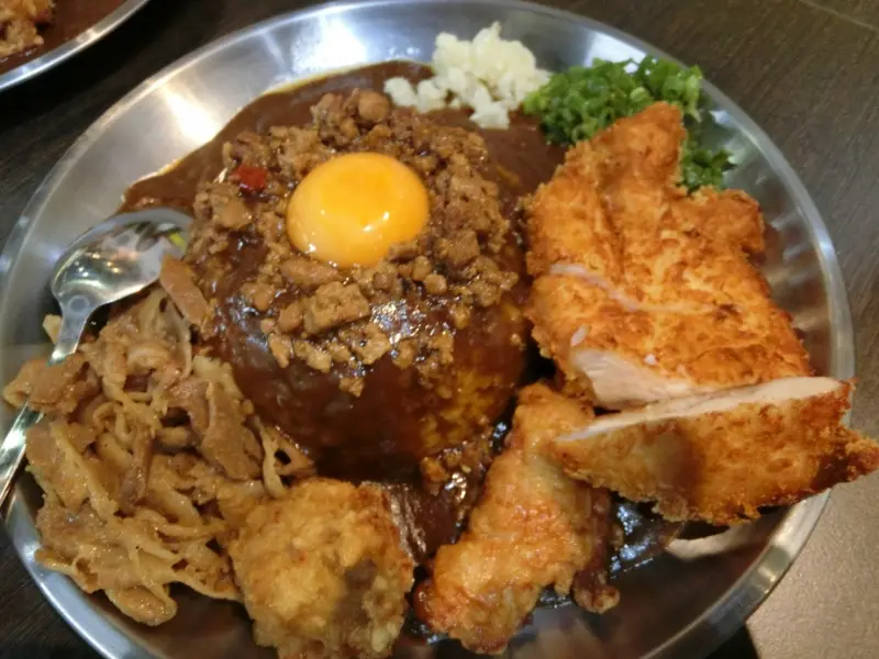 食尚小咪 ♥ 【台北中山○本家台灣咖哩 松江店 好吃台灣味肉燥蒜味蔥花咖哩飯~吃咖哩飯也能射飛鏢 台式泡菜吃到飽!! 巨無霸的咖哩飯等你來挑戰】