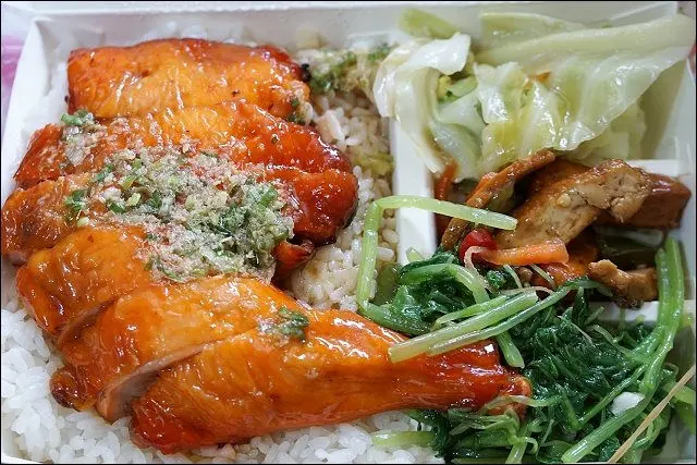 《樹林美食/小姑食記》香格格燒臘快餐坊～用餐時間排隊排到騎樓外