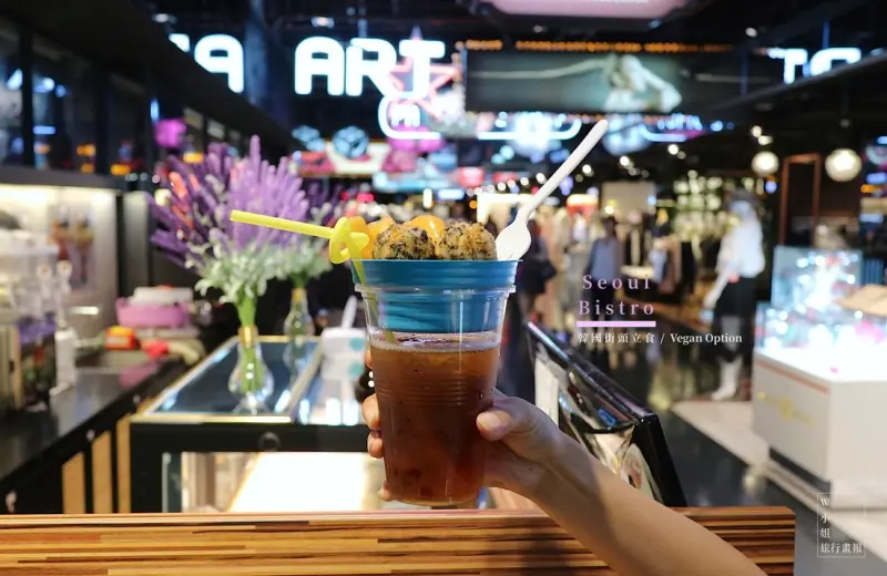 Ｗ小姐旅行畫報/ 台北食報｜Seoul Bistro，韓國時髦立食風，花朵盤Ｘ飲料杯Road Cup，一次滿足邊走邊吃喝＃市政府站