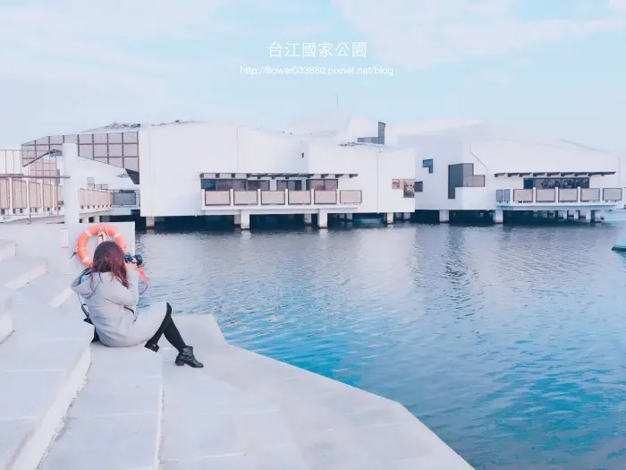 台南 安南區 旅遊｜景點 。 近安平，ＩＧ熱門拍照打卡點，白色高腳屋，四草綠色隧道。 好有國外ＦＵ～『台江國家公園管理處行政中心暨遊客中心』