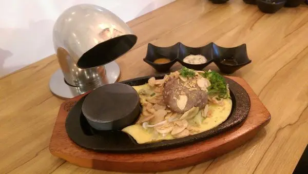 【台北。信義區】信義新光三越A11 B2「OH My Stone 球牛排」--自己的牛排自己烤！--捷運市政府站、信義區美食