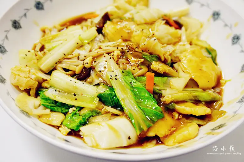 海光新村 眷村手擀麵。台中北平路上眷村麵，全部餐點100元以內有找，有些餐點還不錯，可是服務待加強!