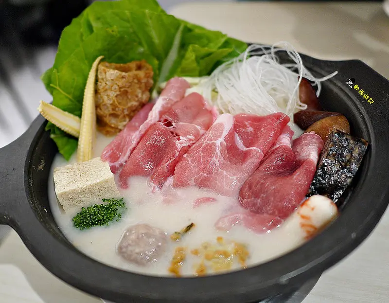 [食記]台北小巨蛋站 太妃鍋 小巨蛋平價火鍋 粵式養生小煲鍋 帥哥老闆高顏值顧店XD 平價160元高CP值健康營養湯頭 豬大骨熬煮48小時濃郁湯頭 *有WIFI 有插頭 不限時 附完整菜單* 白飯紅茶