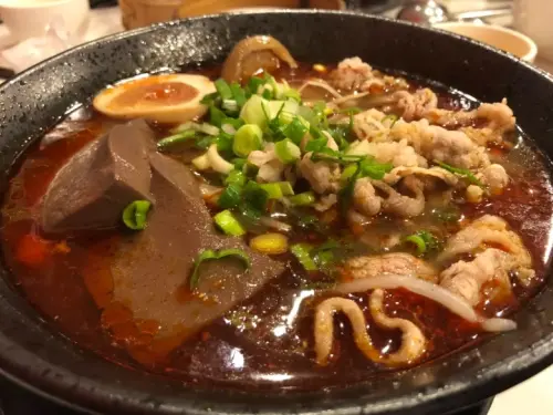 【下河幫麻辣牛肉麵｜板橋】中藥味湯頭，牛肉料多又實在！鴨血超嫩超入味～小菜也點個幾樣吧！