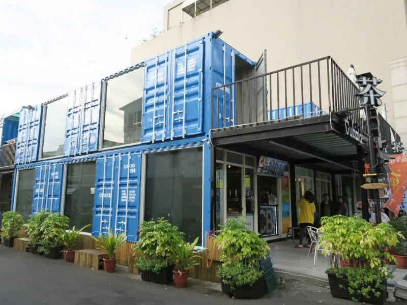 [玩/台中] 台中 西區 茶予茶貨櫃冰飲Cuboid ~打卡景點。藍色貨櫃屋&漂亮永生花