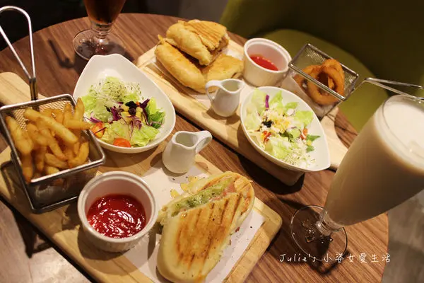 【新北。食】永和咖啡廳Barks咖啡概念館，工業風與北歐風格設計～寵物友善餐廳／輕食下午茶／趣味桌遊／提供插座 (近捷運永安市場站)