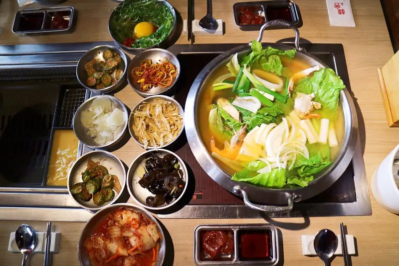 食記►桃園中壢┃韓舍韓式烤肉┃韓式烤肉吃到飽，399元起肉品小菜飲料無限供應！肉食主義者的天堂，不用飛到韓國找歐巴