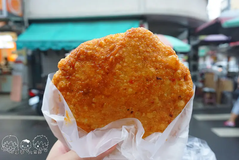 [彰化二林] 比臉大的高麗菜餅只要20元~佛心來著,從小吃到大的零嘴,炸的金黃色的麵衣戴著鹹甜滋味,裏頭的高麗菜餡料很甜.