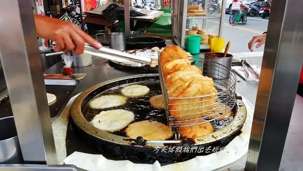 高麗菜餅/西藥房前。來二林必吃。二林市場銅板美食。走路美食。