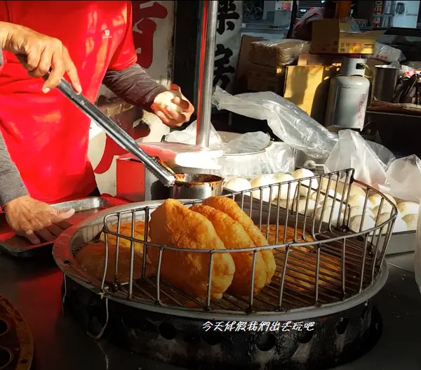 高麗菜餅/西藥房旁。來二林必吃。二林市場銅板美食。走路美食。