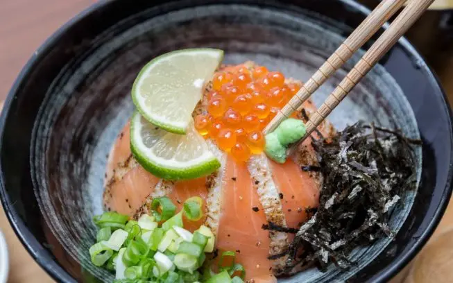成大商圈-大學路18巷美食-丼丸-炙燒鮭魚肚丼、牛肉丼，用投幣式販賣機點餐，給大學生飽足的一餐