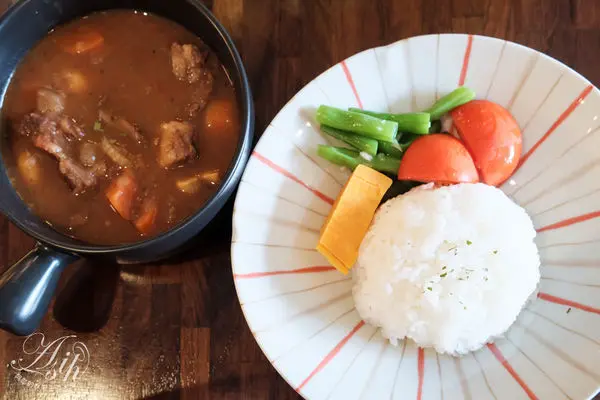 <台北。大直>酷馬廚房KUMA -實踐大學文青好店-餐點好吃、價格親切、咖啡又好喝，還有貓咪陪你喝咖啡聊是非喔-大直捷運站