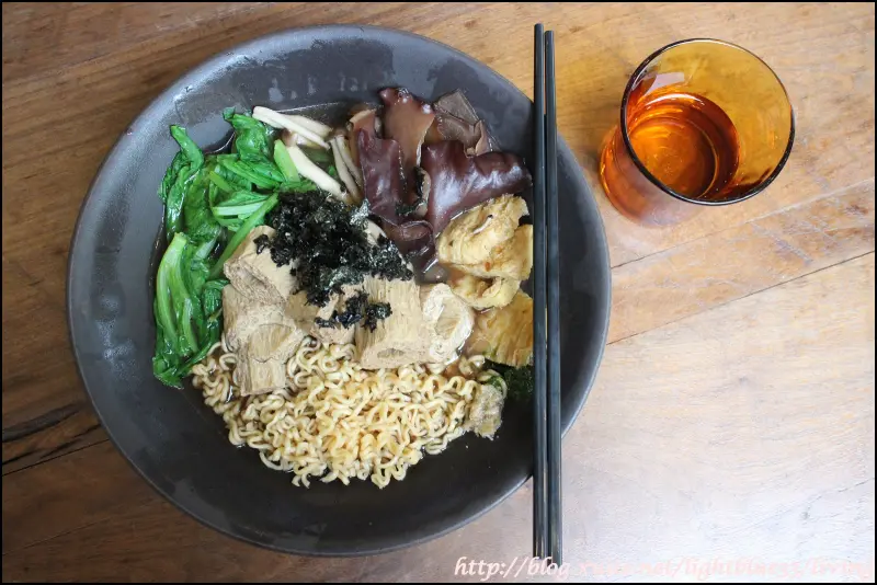 台中西區．綠園道美食：Vege Creek 蔬河 - Prime 台中綠園道～文青風格的中藥蔬食滷味，猶如置身時尚咖啡館