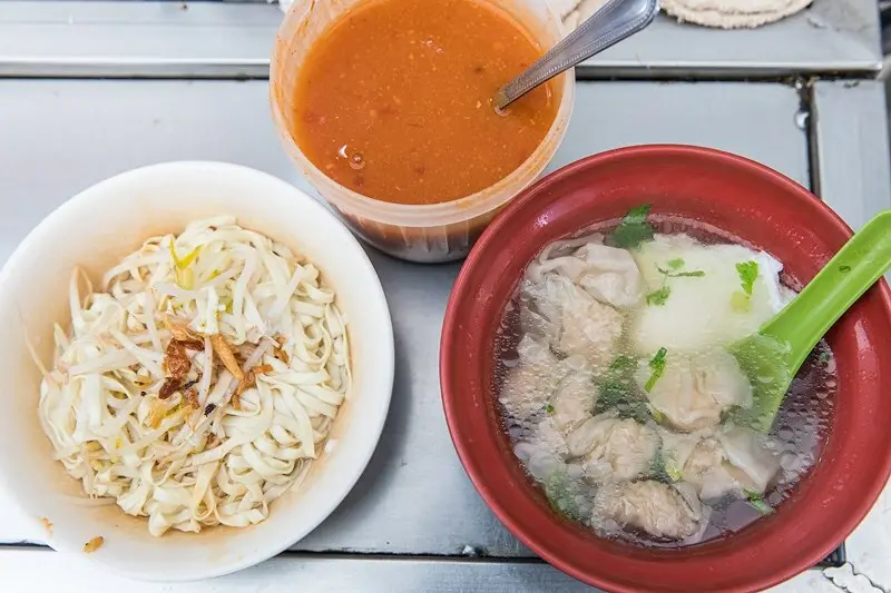 【基隆-孝三路美食】六十年老店.三角窗麵擔.乾麵.餛飩湯加蛋.老基隆人才懂的平凡美味