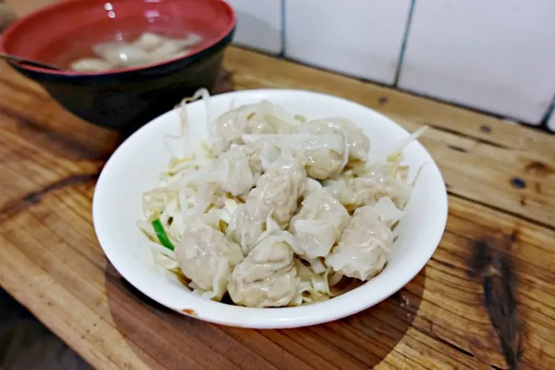 【基隆】三角窗麵擔 古早味乾麵餛飩 皮薄肉餡多Q彈餛飩 - 水晶安蹄 不務正業過生活