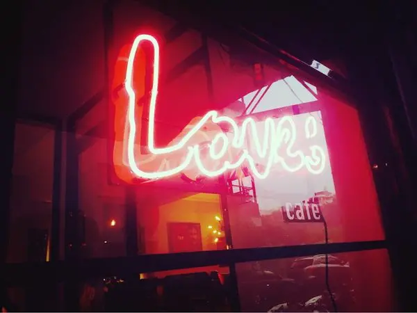 捷運古亭站✿ Love; café ✿ 牯嶺街 用喜愛的電影填滿整間咖啡廳! 有個性的久坐cafe ~
