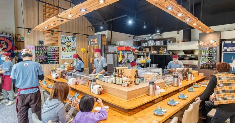 三合屋手作壽司，台中人氣日式料理！特別推薦生魚片、超大方整尾星鰻握壽司，人多建議務必要訂位～