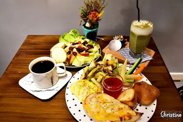 【新北。美食】 新莊 / kara kara cafe，健康新食主義，手沖咖啡，質感少女乾燥花，早午餐 / 沙拉 / 鬆餅 / 下午茶 / 咖啡，免費Wifi，提供插座，不限時用餐，友善寵物，完整me