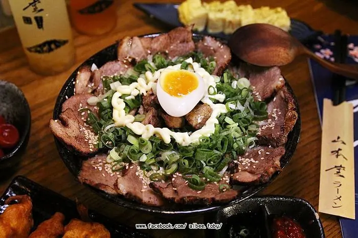 台南 北區 好市多周邊。 肉食控!!鋪上滿滿叉燒的拉麵，還可以免費加麵2次!!無服務費、無低消。『山本堂拉麵-台南館』