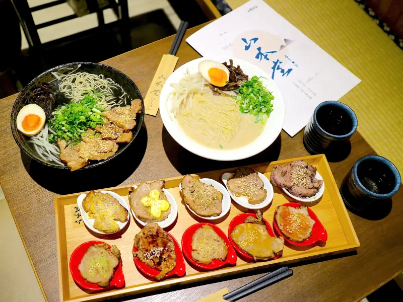 山本堂日式拉麵-台南館｜最新推出「十色叉燒拉麵」讓你品嘗多種風味叉燒，還有「雨滴蛋糕」跟「花見糰子」讓你感受濃濃的日本風味~