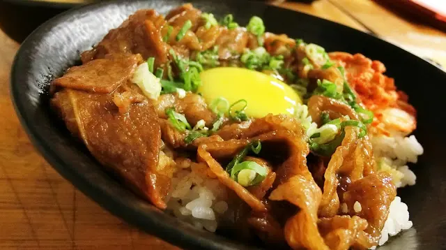 〔台北食記〕小學日燒肉丼食堂｜內湖巷弄美食，無限懷念的教室主題餐廳
