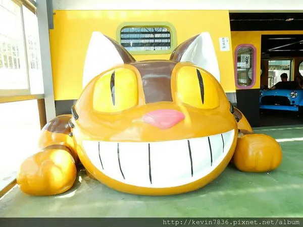 桃園阿貓咖啡龍貓公車與隔壁好逛可愛之小市集，來到這裡心情也會變得很童真喲…因為，一切都太可愛囉…