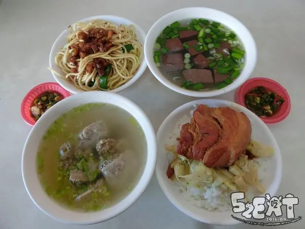 台中豐原美食炒麵豬血湯》康康豬豬血湯菜單價位大公開！天天大排長龍的超美味台式早午餐~豐原成功路美食小吃旅遊景點推薦。