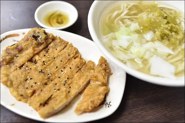 《信義安和站/台北101世貿站美食》清香排骨王(香酥排骨一排二吃) vs 《板橋埔墘美食》清香排骨盒餐(ptt板橋版網友推薦便當)
