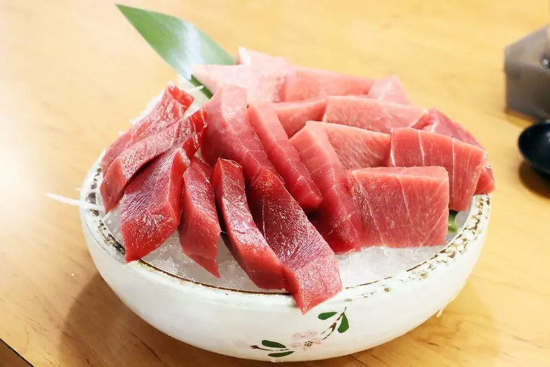 東港美食/華僑市場『東港曾鮮生魚片黑鮪魚專賣店』愛玩客推薦，每日限量，黑鮪魚豪華刺身拼盤(金三角、上腹、中腹、後腹、皮油、赤身)一次滿足！