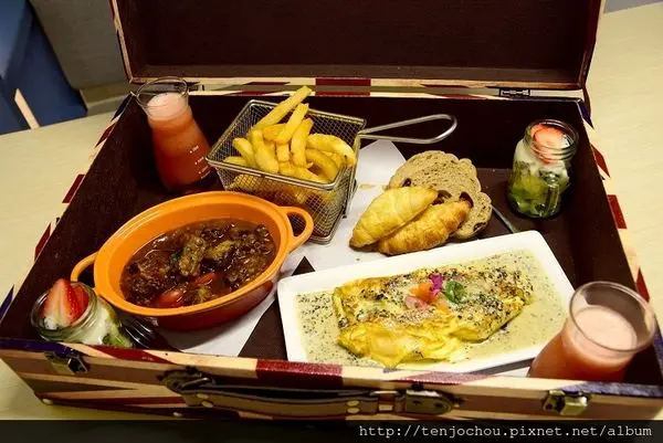 花花，甲飽沒【台北食記】Voyage Addiction Cafe 旅行。家 行李箱早午餐來啦！超有特色的旅遊主題餐廳