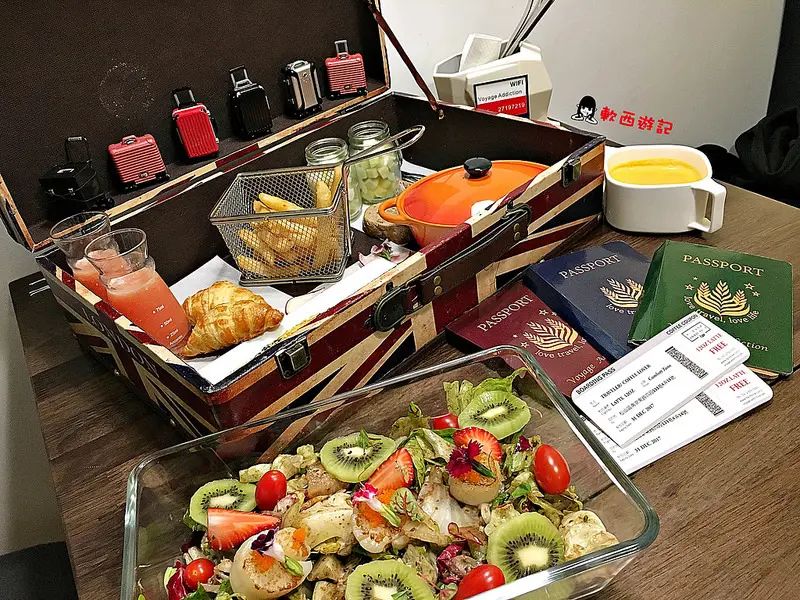 [食記]台北小巨蛋站 Voyage Addiction Cafe 旅行。家 小巨蛋咖啡廳 濃濃旅行風格主題餐廳 超大行李箱早午餐 少女心心型麻糬鬆餅 *不限時 有WIFI 有插頭 附完整菜單*  旅遊