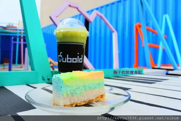 台中超級好拍~茶予茶的抹茶拿鐵冰淇淋/彩虹乳酪好吃好喝外,還有LOVE的鋼琴椅小景點,讓我們拍到不想走了
