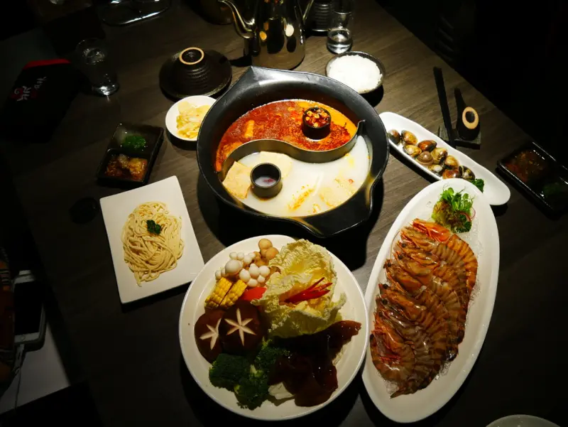 【Angelas日嚐】台灣麻辣鍋之父溫國智領軍的麻辣鍋，青龍白虎朱雀玄武四神獸鍋，捷運公館站麻辣鍋【鼎太極麻辣火鍋 / 原:逗鼎頂級麻辣火鍋】