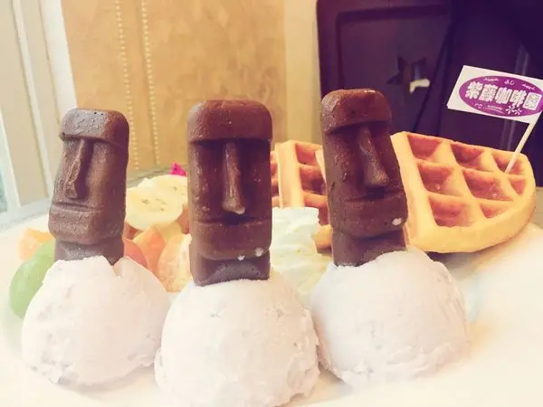 捷運淡水站✿紫藤咖啡園✿一年只開放四個月的咖啡園! 全台灣最大摩艾像一字排開~ 只到11月中呦 ! !