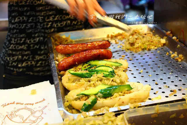 [台中♥ 西屯區]逢甲夜市。官芝霖大腸包小腸。嚐嚐排隊小吃