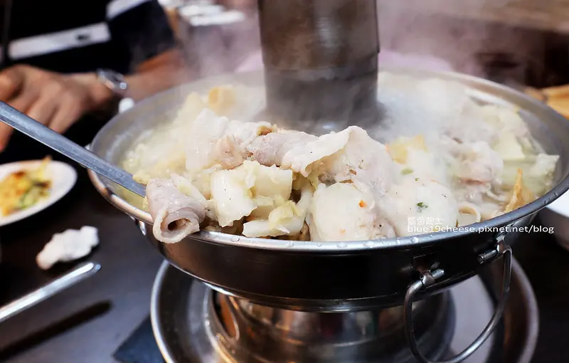 【台中南屯】劉家酸白菜火鍋中正堂台中店-左營眷村老店.酸白菜火鍋.冠軍牛肉麵.單點或套餐火鍋都有.麵食水餃餅類.冬天天冷吃鍋