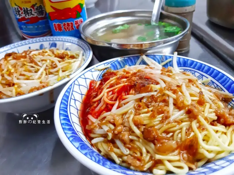 【台中中區】阿坤麵，2020米其林必比登美食小吃，從攤車到店面在地傳承50年以上，乾麵Q彈不軟爛，肉燥香氣迷人，三角圓皮Q肉餡香
