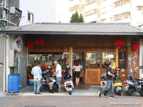 台中美食│竹仔腳陽春麵〃南屯超人氣小吃重新裝潢，變得好文青，人潮依舊多到爆！        
      