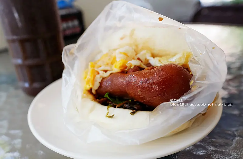 【台中西區】小莊刈包店-肉好厚又大塊.要肥要瘦的都有.南瓜豆漿滿特別又好喝.銅板美食小吃推薦.一早就買的到囉!