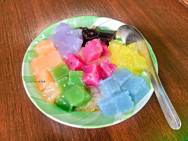 【台中 西區】郭冰🌈台中老字號冰店，期間限定的彩色粉粿令人瘋狂，手工製作，每個顏色都是不同口味，份量大碗，好拍又好吃😋