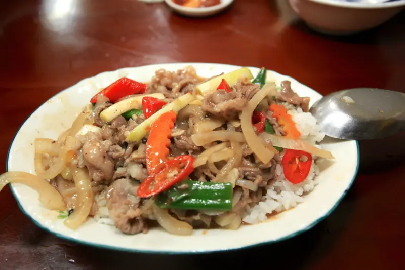 吃。高雄｜岡山區。在地超過30年老店，創新黑胡椒羊肉燴飯「新陶芳羊肉店」。