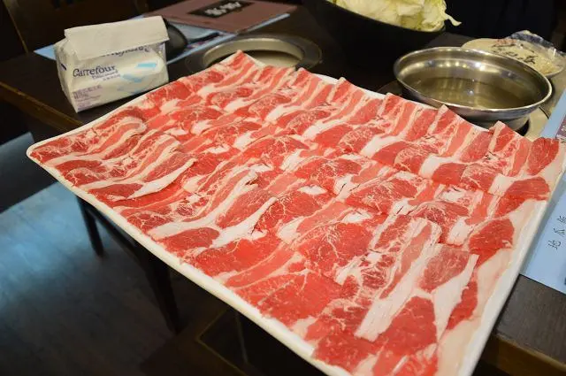 鍋饕精饌涮涮鍋~~台北大直捷運美食．重量級雪花黑牛鍋讓寶小銘吃得超過癮