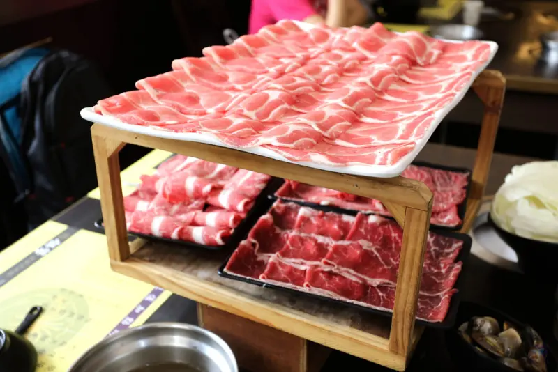  涮涮鍋推薦火鍋評價 鍋饕精饌涮涮鍋 二訪新菜單 超大肉盤始祖 好吃滿足!大直捷運1號出口步行1分鐘 15年老店[鑫.食記] 