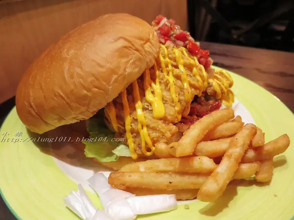  WOW !!!  名不虛傳的巨無霸大漢堡)))))        ..Wow.F  沃夫餐廚 (遠百店)              