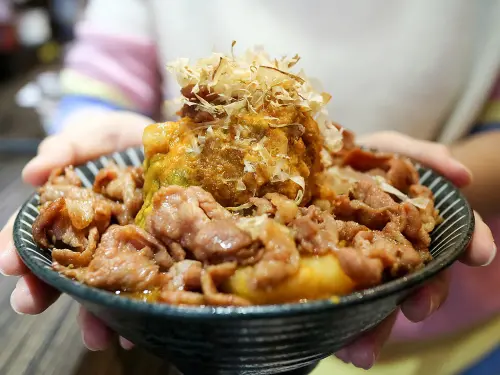 【高雄鳳山】咕嚕咕嚕家うちりょうり 五甲店｜噢！怎麼那麼大丸紅咖哩燒肉丼