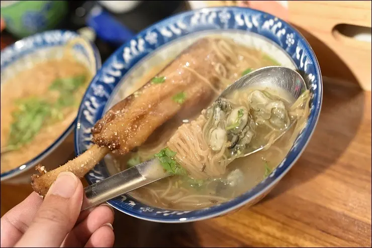 《宜蘭熱門新開店/礁溪必吃宵夜》盛滿號蚵仔麵線/關東煮/炸物專門店~隱藏於湯圍溝溫泉公園泡腳池旁的排隊深夜食堂，必加辣油超亮點！