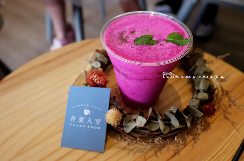 【台中南屯】花夏入室Fasha Room-城市裡的小浪漫花園.乾燥花咖啡館.女孩兒戴上花圈手拿捧花.來個文青或夢幻少女照還是花仙子女神.大人小孩都適合.親子或約會.台中IG熱門打卡點