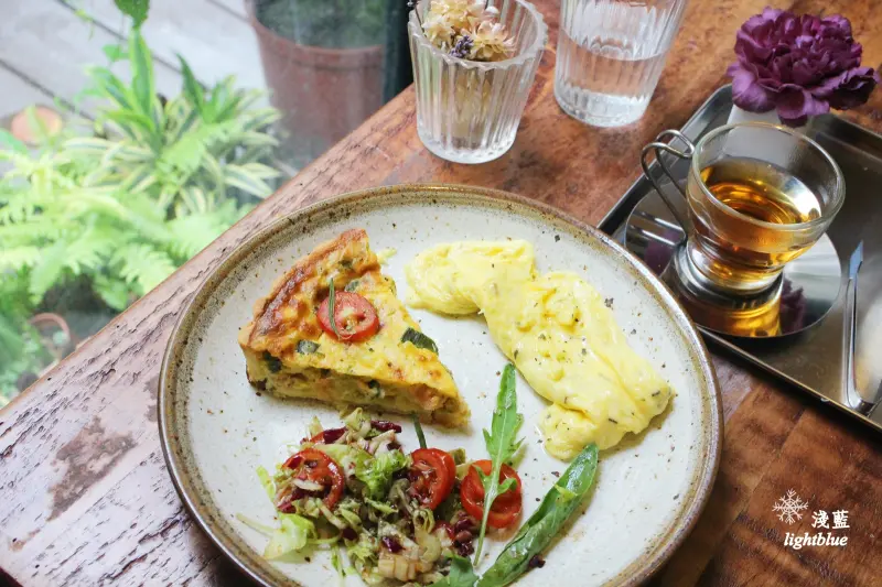 [ 科技大樓站美食 ] 淺藍 × 黑鳶（花疫室二店）～滿滿乾燥花包圍中來塊鹹派